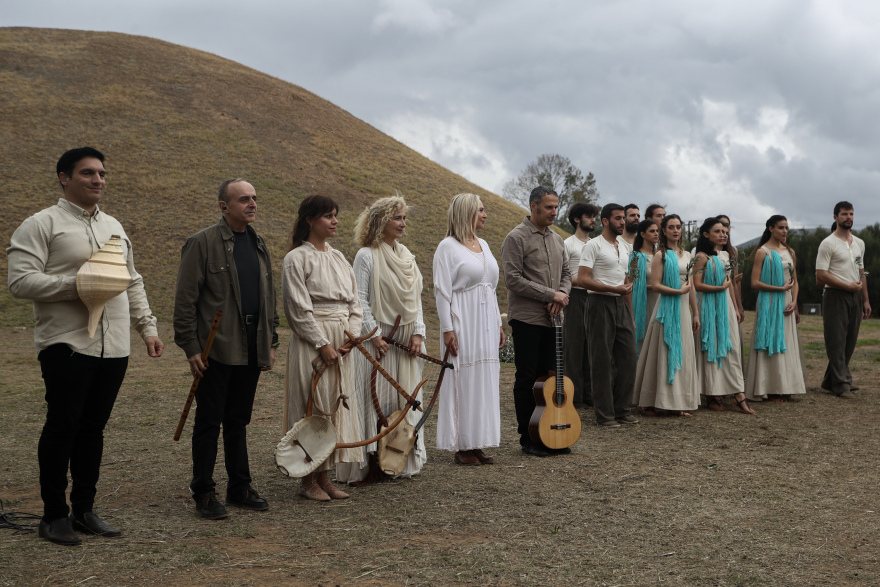 39ος Μαραθώνιος: Συγκίνηση στον Τύμβο του Μαραθώνα - Εικόνες από την τελετή έναρξης