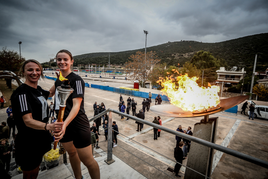 39ος Μαραθώνιος: Συγκίνηση στον Τύμβο του Μαραθώνα - Εικόνες από την τελετή έναρξης