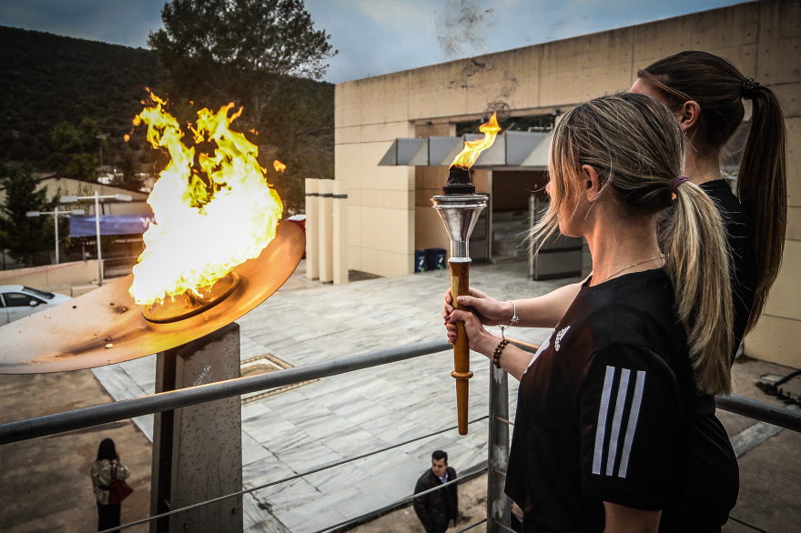 39ος Μαραθώνιος: Συγκίνηση στον Τύμβο του Μαραθώνα - Εικόνες από την τελετή έναρξης