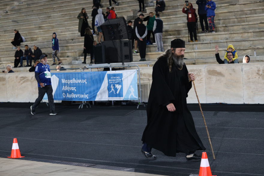 39ος Μαραθώνιος: Χιλιάδες δρομείς κατέκλυσαν την Αθήνα για τα 10 χλμ  - Οι στιγμές που ξεχώρισαν (φωτογραφίες)
