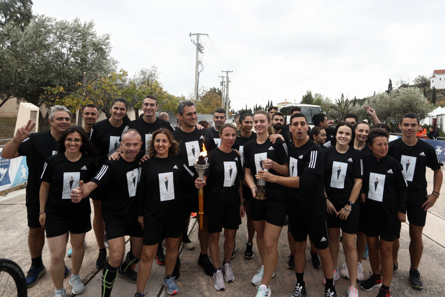 39ος Μαραθώνιος: Συγκίνηση στον Τύμβο του Μαραθώνα - Εικόνες από την τελετή έναρξης