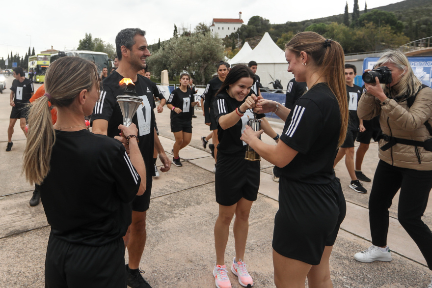 39ος Μαραθώνιος: Συγκίνηση στον Τύμβο του Μαραθώνα - Εικόνες από την τελετή έναρξης