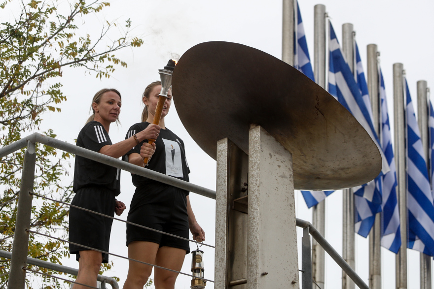 39ος Μαραθώνιος: Συγκίνηση στον Τύμβο του Μαραθώνα - Εικόνες από την τελετή έναρξης