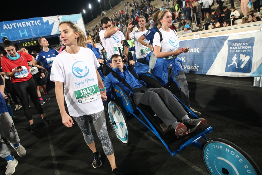 39ος Μαραθώνιος: Χιλιάδες δρομείς κατέκλυσαν την Αθήνα για τα 10 χλμ  - Οι στιγμές που ξεχώρισαν (φωτογραφίες)