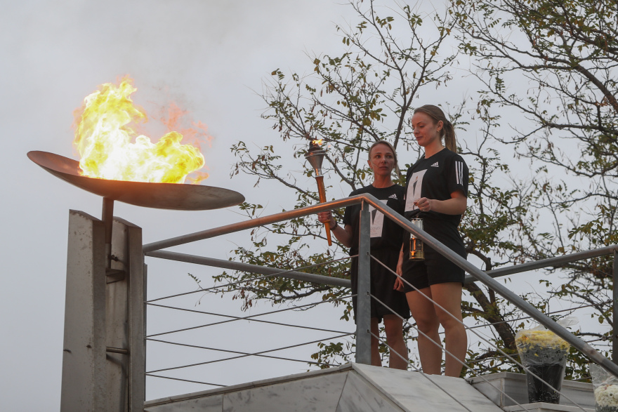 39ος Μαραθώνιος: Συγκίνηση στον Τύμβο του Μαραθώνα - Εικόνες από την τελετή έναρξης