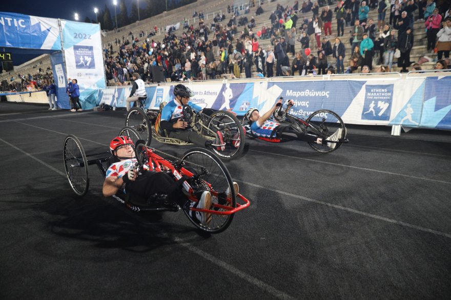 39ος Μαραθώνιος: Χιλιάδες δρομείς κατέκλυσαν την Αθήνα για τα 10 χλμ  - Οι στιγμές που ξεχώρισαν (φωτογραφίες)