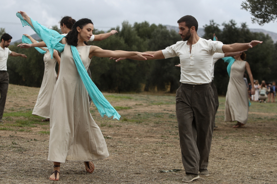 39ος Μαραθώνιος: Συγκίνηση στον Τύμβο του Μαραθώνα - Εικόνες από την τελετή έναρξης