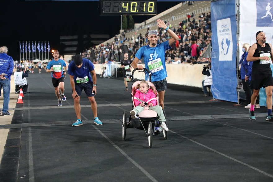 39ος Μαραθώνιος: Χιλιάδες δρομείς κατέκλυσαν την Αθήνα για τα 10 χλμ  - Οι στιγμές που ξεχώρισαν (φωτογραφίες)