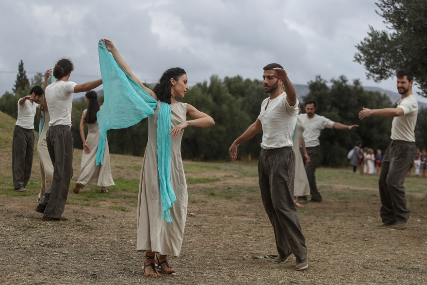 39ος Μαραθώνιος: Συγκίνηση στον Τύμβο του Μαραθώνα - Εικόνες από την τελετή έναρξης