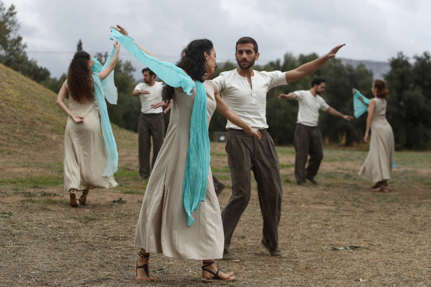 39ος Μαραθώνιος: Συγκίνηση στον Τύμβο του Μαραθώνα - Εικόνες από την τελετή έναρξης