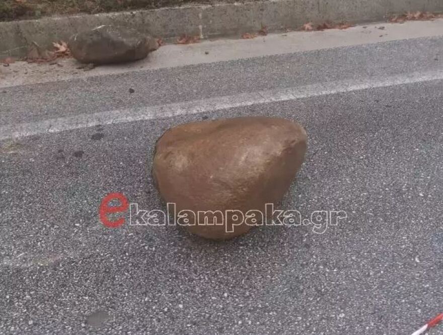 Μετέωρα: Βράχοι κατέρρευσαν και έπεσαν σε δρόμο από όπου περνούσαν αυτοκίνητα - Δείτε φωτογραφίες