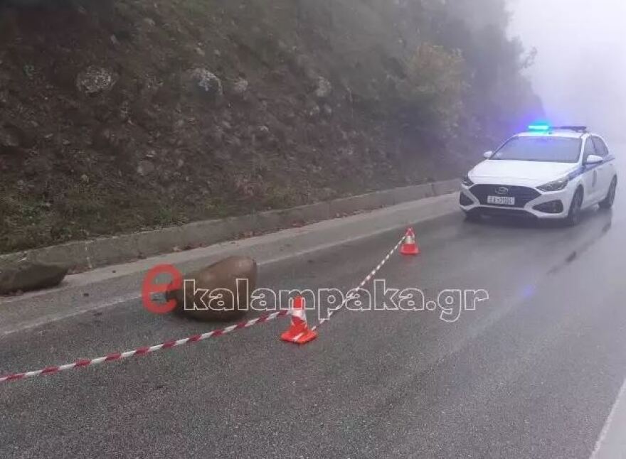 Μετέωρα: Βράχοι κατέρρευσαν και έπεσαν σε δρόμο από όπου περνούσαν αυτοκίνητα - Δείτε φωτογραφίες