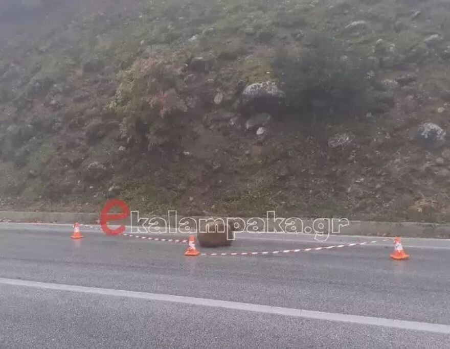 Μετέωρα: Βράχοι κατέρρευσαν και έπεσαν σε δρόμο από όπου περνούσαν αυτοκίνητα - Δείτε φωτογραφίες