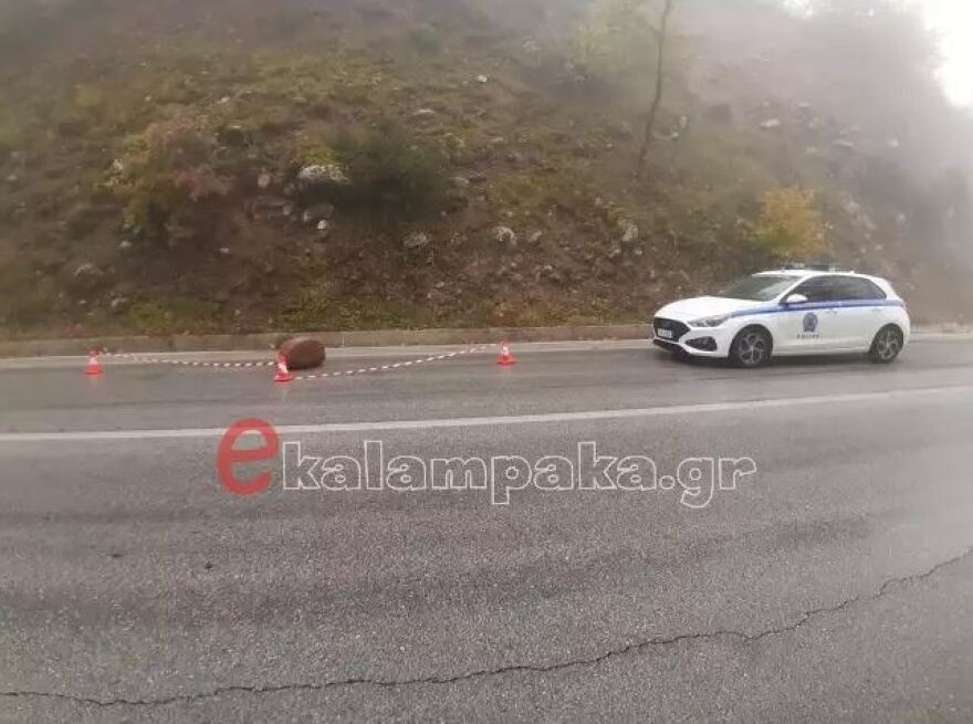 Μετέωρα: Βράχοι κατέρρευσαν και έπεσαν σε δρόμο από όπου περνούσαν αυτοκίνητα - Δείτε φωτογραφίες