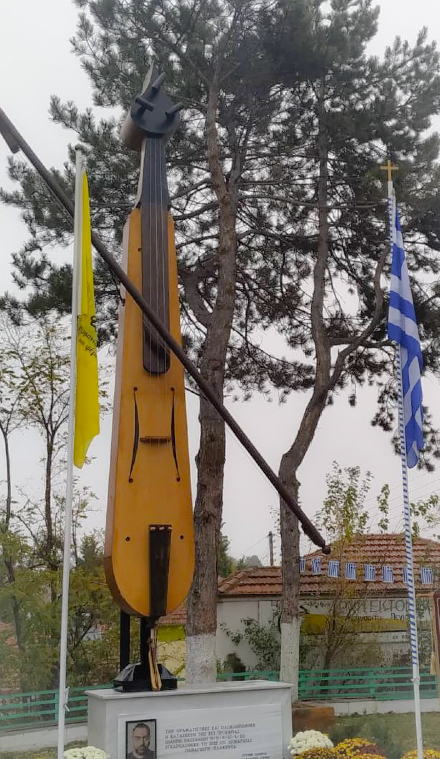 Θηριώδης ποντιακή λύρα στην Πεντάβρυσο Εορδαίας φτάνει τα 6,67 μέτρα!