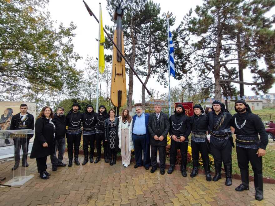 Θηριώδης ποντιακή λύρα στην Πεντάβρυσο Εορδαίας φτάνει τα 6,67 μέτρα!