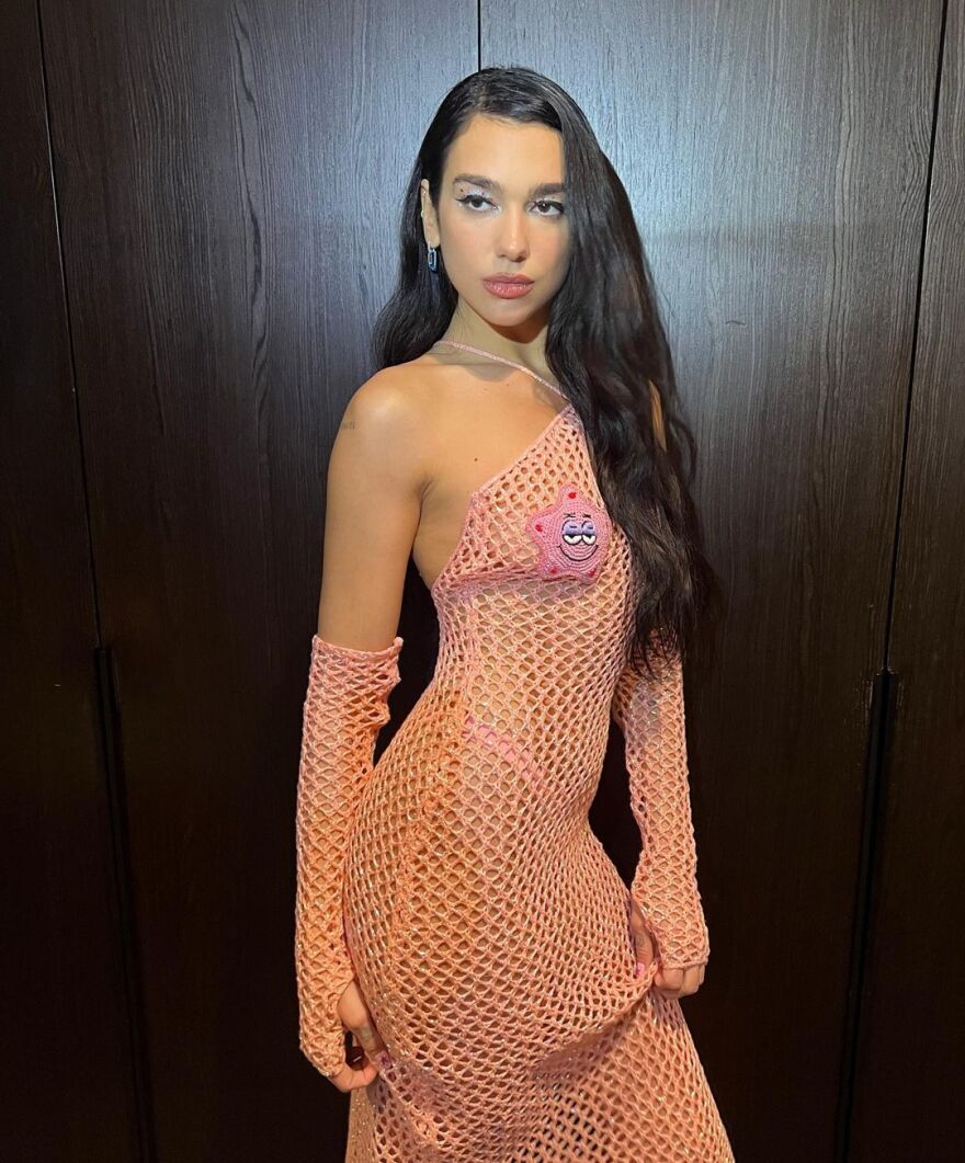 Ντούα Λίπα: Και σέξι και με χιούμορ στο ροζ διχτυωτό φόρεμά της  - Δείτε φωτογραφίες