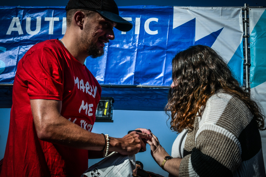 39ος Αυθεντικός Μαραθώνιος της Αθήνας: Πρόταση γάμου δρομέα στην αγαπημένη του μετά από 42 χλμ.