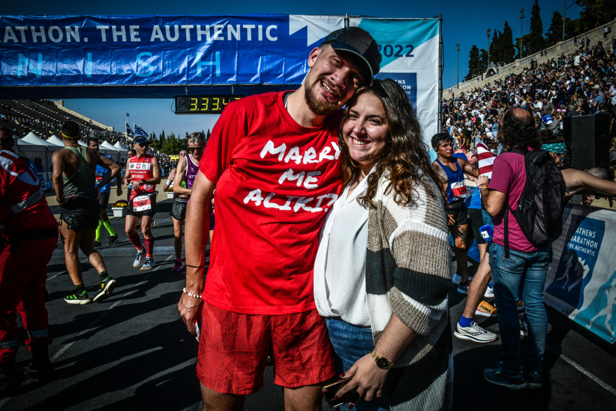 39ος Αυθεντικός Μαραθώνιος της Αθήνας: Πρόταση γάμου δρομέα στην αγαπημένη του μετά από 42 χλμ.