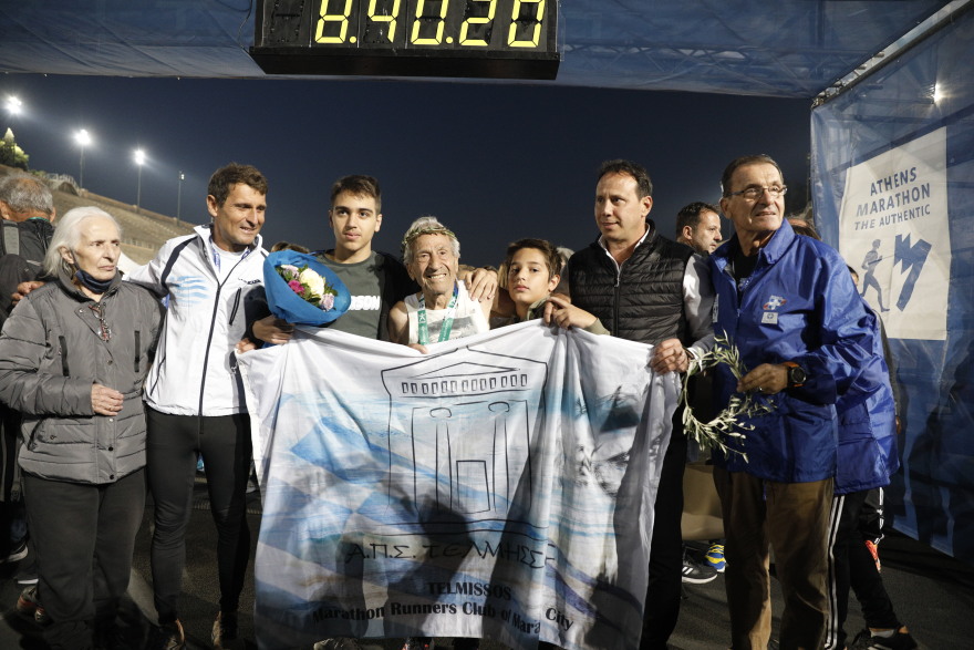 39ος Αυθεντικός Μαραθώνιος: Ο 91χρονος Στέλιος τερμάτισε και το πανηγύρισε αγκαλιά με τα εγγόνια του