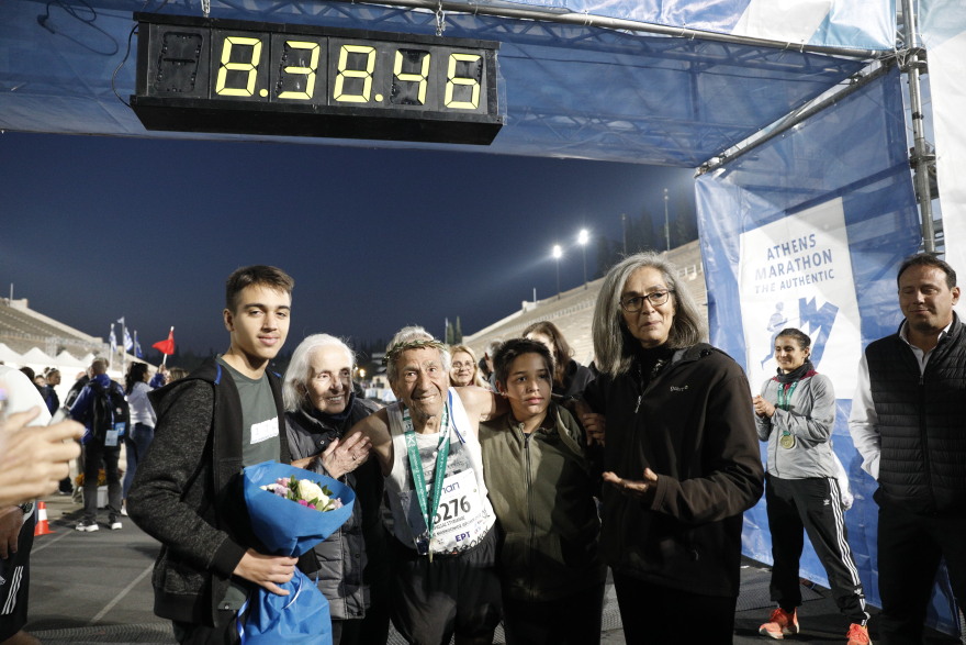 39ος Αυθεντικός Μαραθώνιος: Ο 91χρονος Στέλιος τερμάτισε και το πανηγύρισε αγκαλιά με τα εγγόνια του