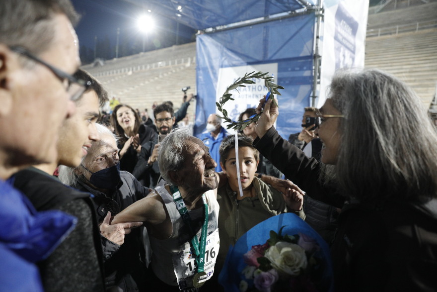 39ος Αυθεντικός Μαραθώνιος: Ο 91χρονος Στέλιος τερμάτισε και το πανηγύρισε αγκαλιά με τα εγγόνια του