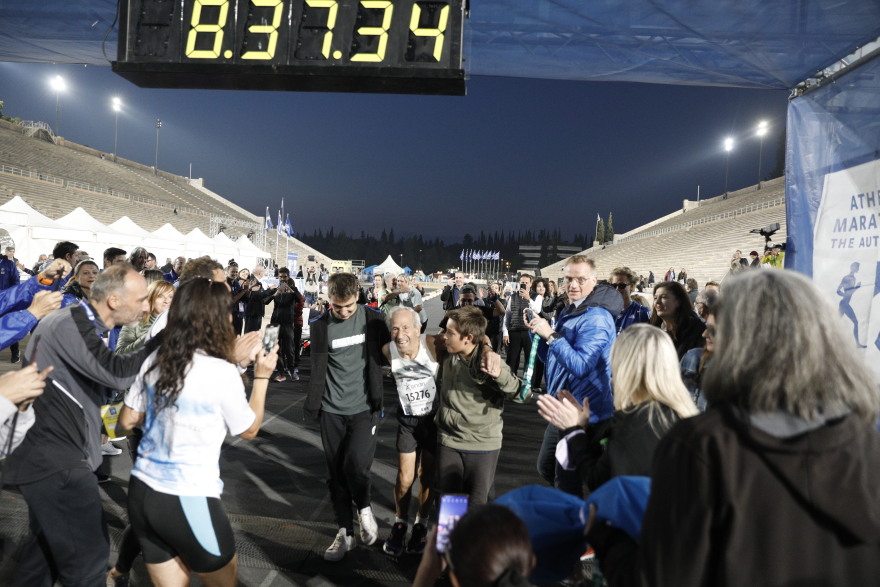 39ος Αυθεντικός Μαραθώνιος: Ο 91χρονος Στέλιος τερμάτισε και το πανηγύρισε αγκαλιά με τα εγγόνια του