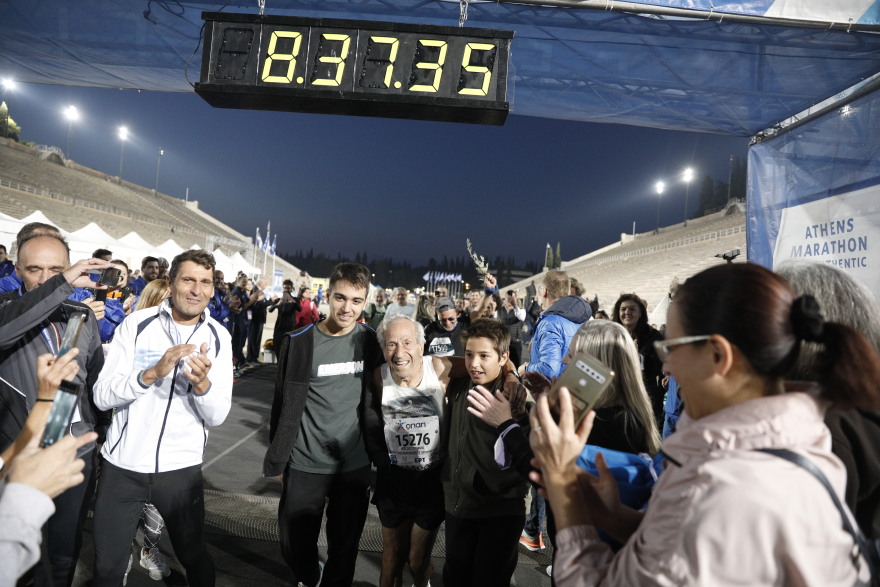39ος Αυθεντικός Μαραθώνιος: Ο 91χρονος Στέλιος τερμάτισε και το πανηγύρισε αγκαλιά με τα εγγόνια του