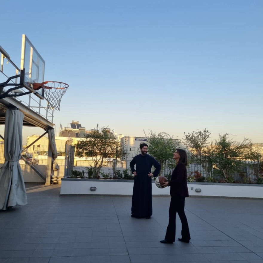 Μεγάλη Εικόνα: Η Νίκη Λυμπεράκη συναντά τον πατέρα Αντώνιο, δημιουργό της «Κιβωτού του Κόσμου»