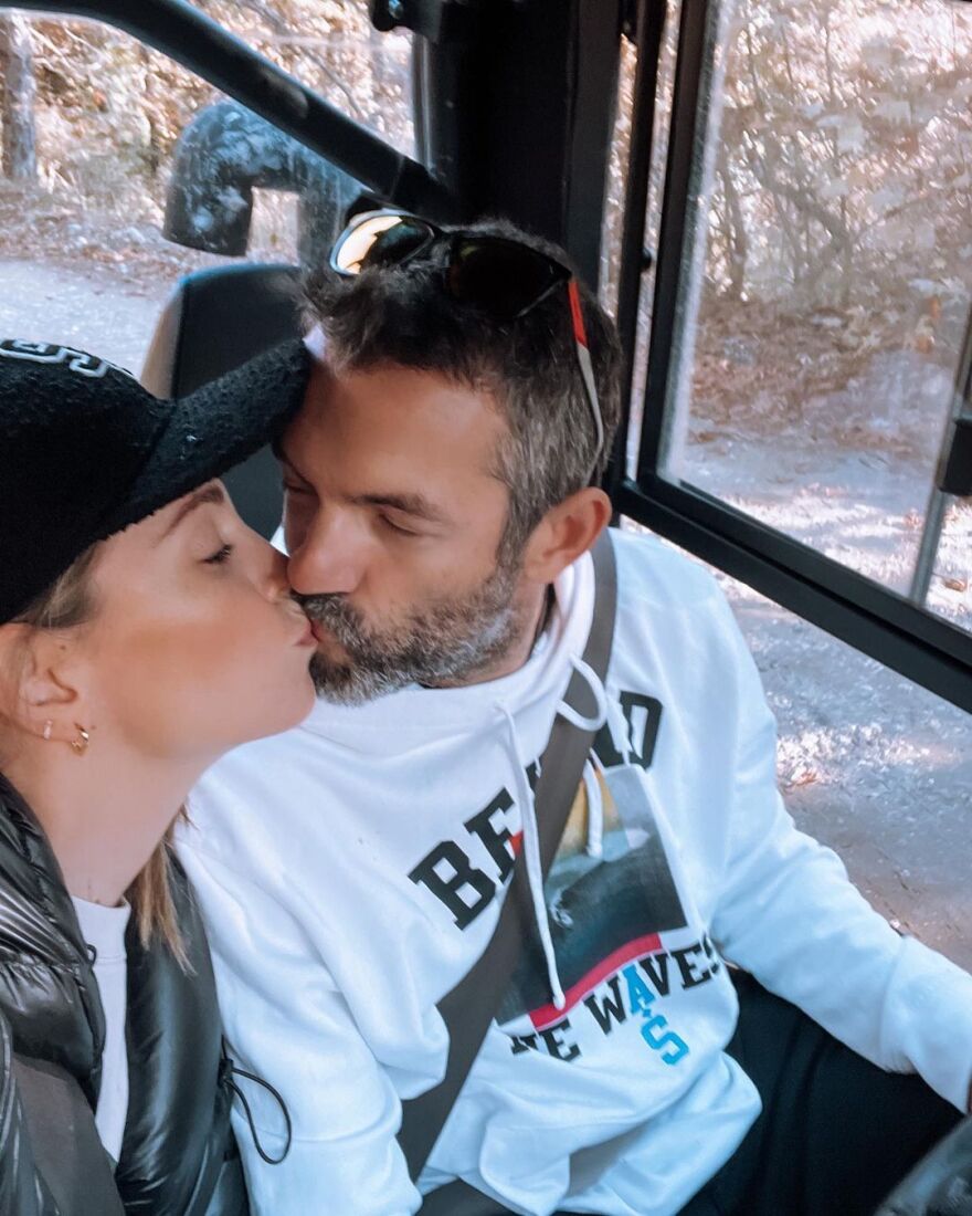 Αθηνά Οικονομάκου: Εύχεται στον Φίλιππο Μιχόπουλο για τη γιορτή του με τρυφερές τους φωτογραφίες