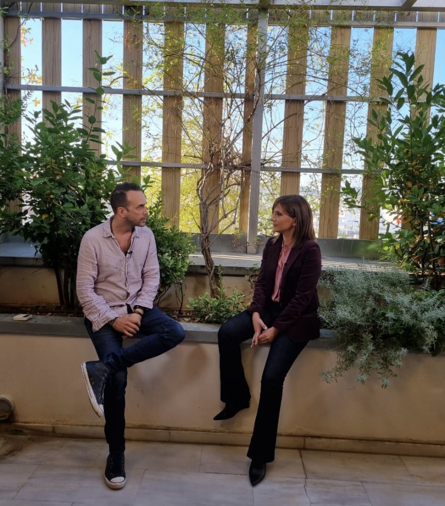 Μεγάλη Εικόνα: Η Νίκη Λυμπεράκη συναντά τον πατέρα Αντώνιο, δημιουργό της «Κιβωτού του Κόσμου»