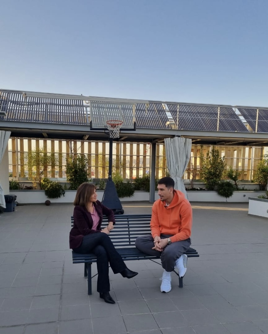 Μεγάλη Εικόνα: Η Νίκη Λυμπεράκη συναντά τον πατέρα Αντώνιο, δημιουργό της «Κιβωτού του Κόσμου»