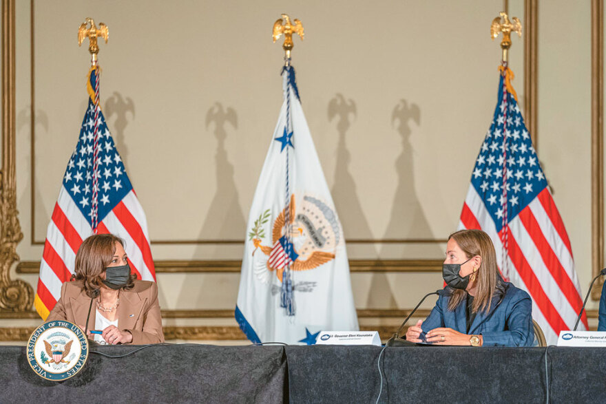 Ελένη Κουναλάκη: Ποια είναι η «σιδηρά κυρία» της Καλιφόρνιας με ρίζες στην Αρκαδία