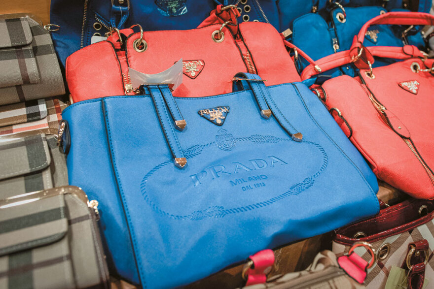 Κολωνάκι και Γλυφάδα φόρεσαν Prada-μαϊμού από... Santa Barbara