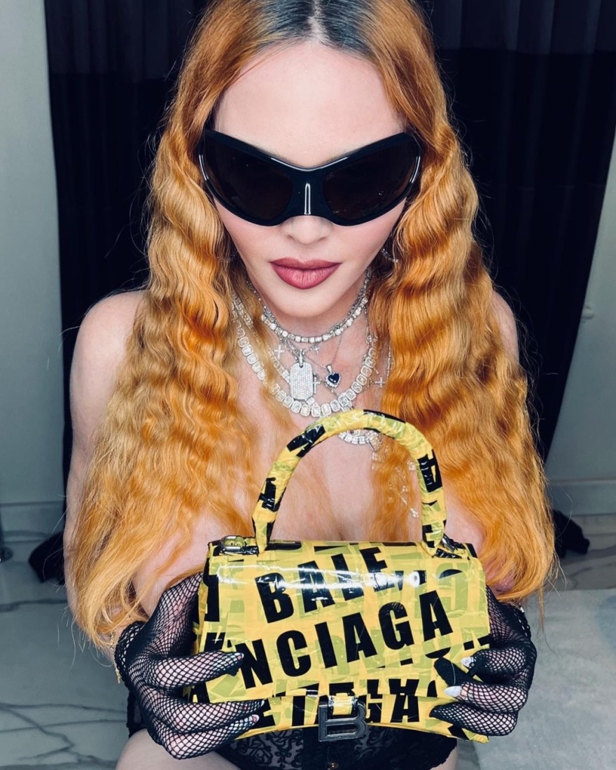 Φωτογραφίες: Η 64χρονη Μαντόνα ποζάρει τόπλες και ενοχλεί τους followers της