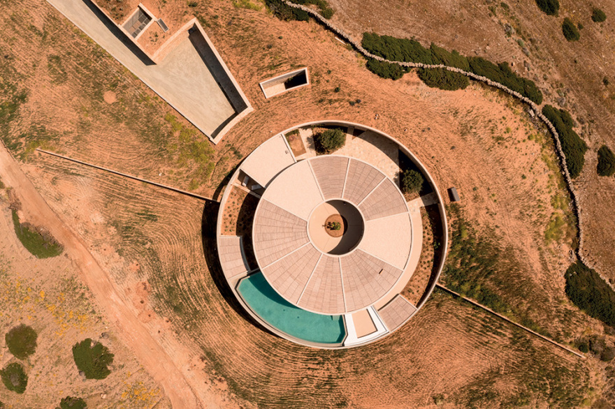 Βίλα Cronus: Στο στρογγυλό παλάτι των 7,5 εκατ. στην Αντίπαρο