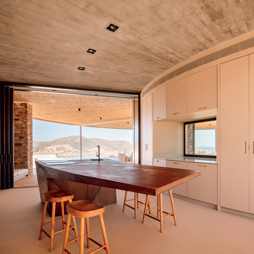 Βίλα Cronus: Στο στρογγυλό παλάτι των 7,5 εκατ. στην Αντίπαρο