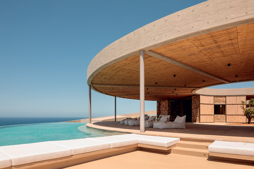 Βίλα Cronus: Στο στρογγυλό παλάτι των 7,5 εκατ. στην Αντίπαρο