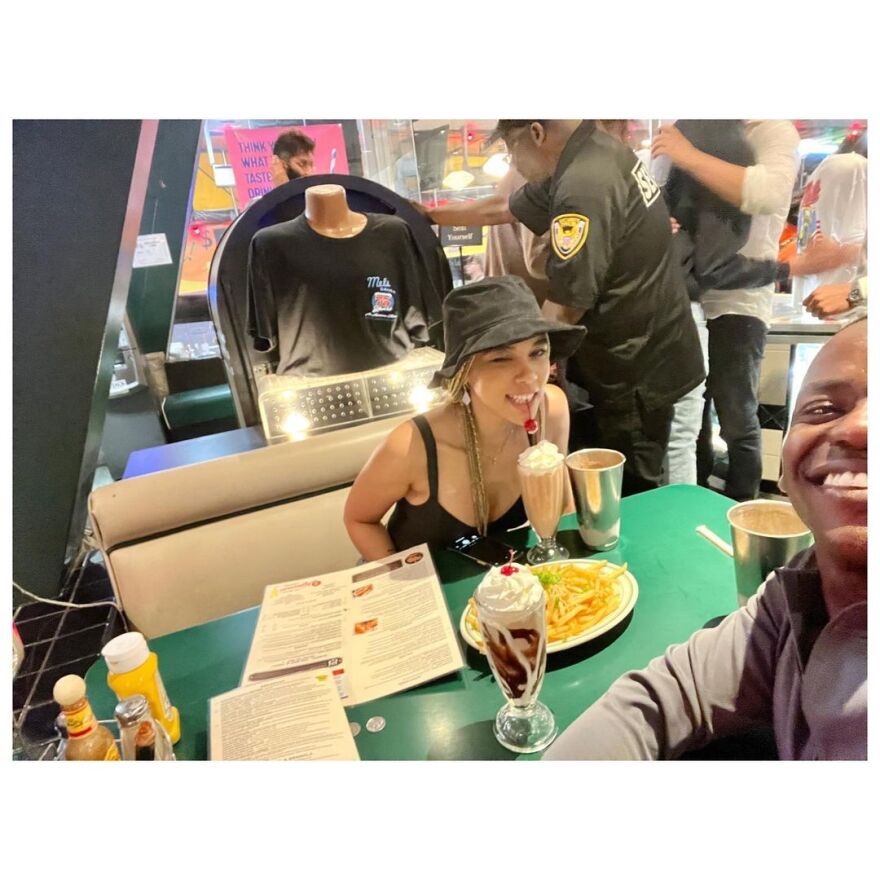 Sex Education: Κυκλοφόρησαν φωτογραφίες από τα backstage της 4ης σεζόν