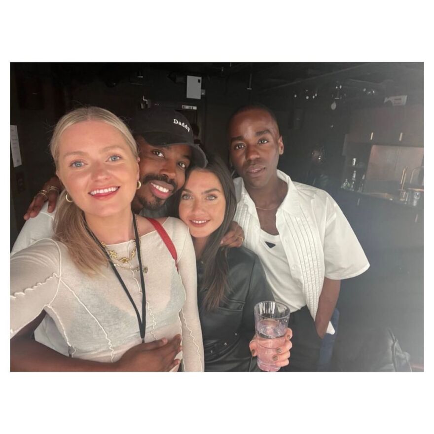 Sex Education: Κυκλοφόρησαν φωτογραφίες από τα backstage της 4ης σεζόν