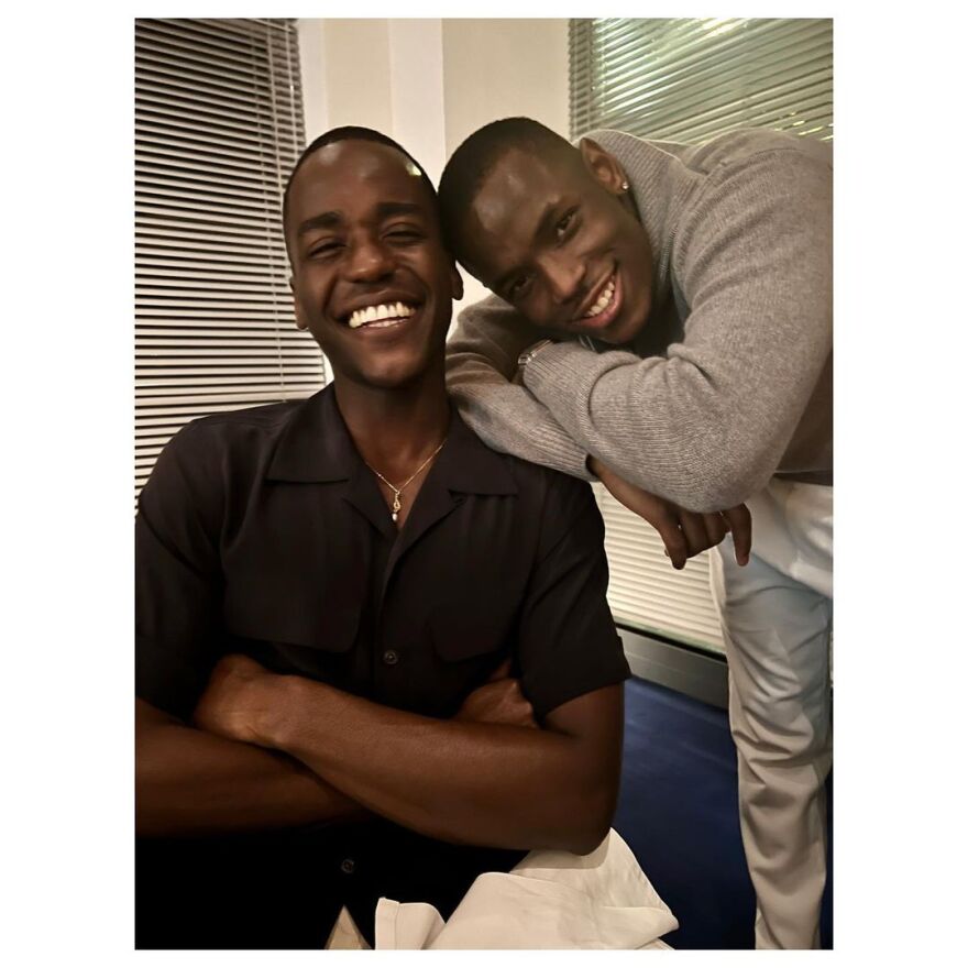 Sex Education: Κυκλοφόρησαν φωτογραφίες από τα backstage της 4ης σεζόν