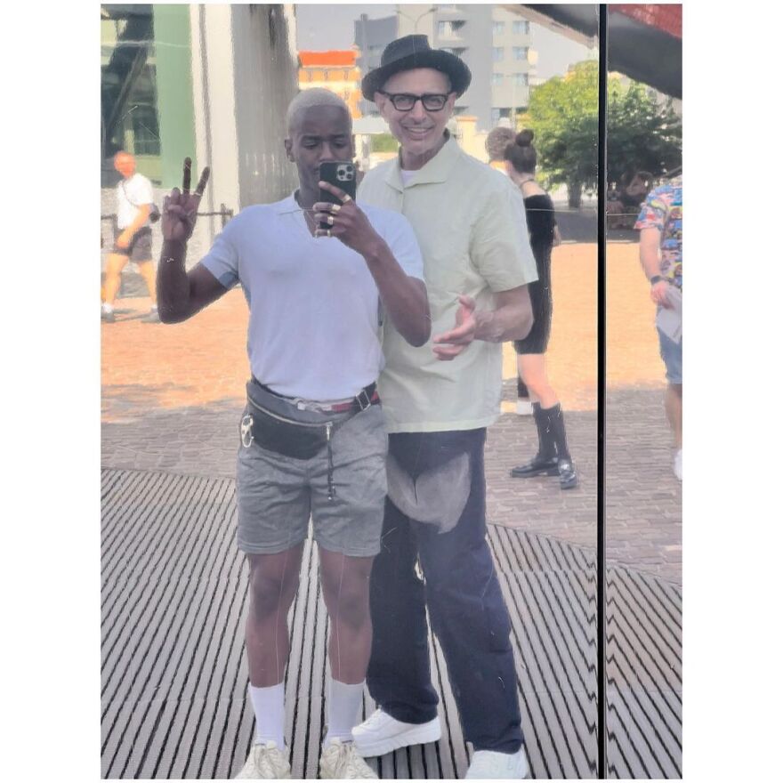 Sex Education: Κυκλοφόρησαν φωτογραφίες από τα backstage της 4ης σεζόν