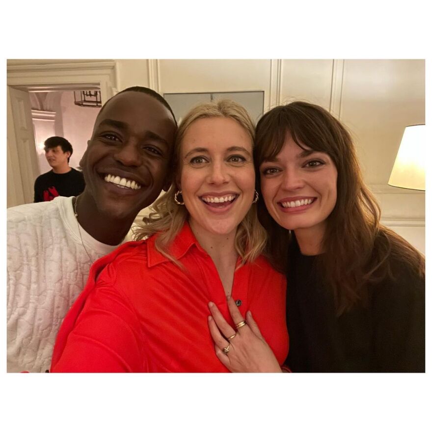 Sex Education: Κυκλοφόρησαν φωτογραφίες από τα backstage της 4ης σεζόν