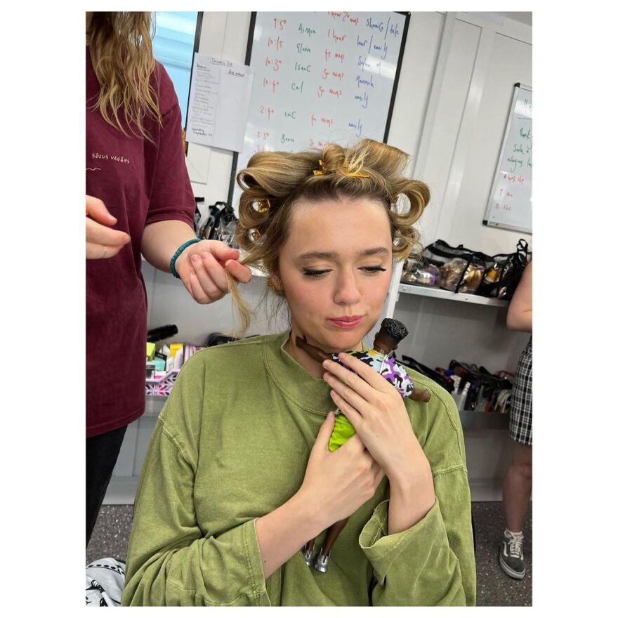 Sex Education: Κυκλοφόρησαν φωτογραφίες από τα backstage της 4ης σεζόν