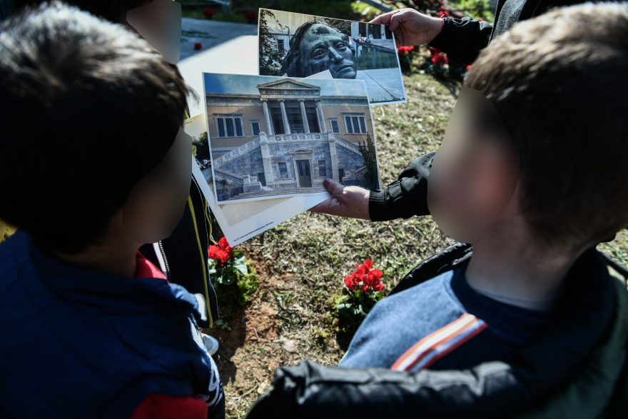 Επέτειος Πολυτεχνείου: Συγκινούν οι παιδικές ζωγραφιές - Δείτε φωτογραφίες