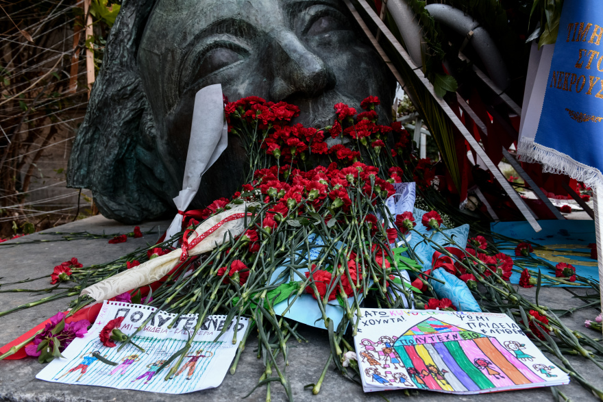 Επέτειος Πολυτεχνείου: Συγκινούν οι παιδικές ζωγραφιές - Δείτε φωτογραφίες