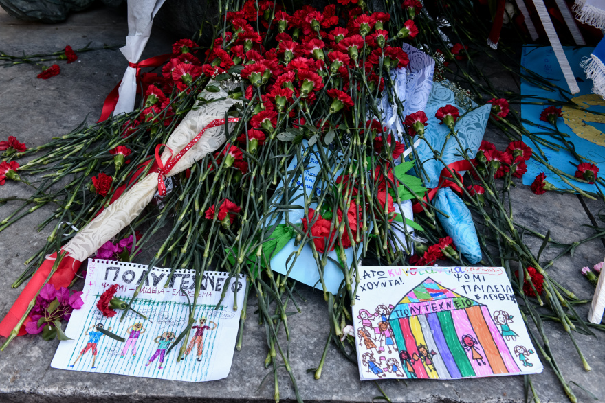 Επέτειος Πολυτεχνείου: Συγκινούν οι παιδικές ζωγραφιές - Δείτε φωτογραφίες