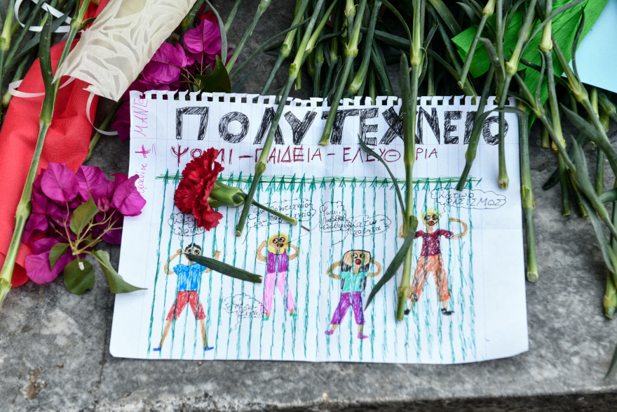 Επέτειος Πολυτεχνείου: Συγκινούν οι παιδικές ζωγραφιές - Δείτε φωτογραφίες