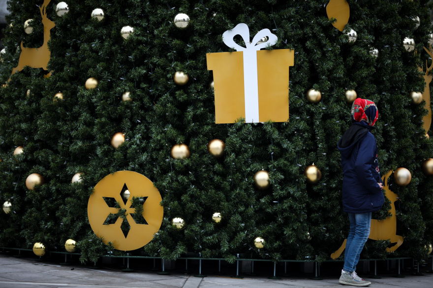 Δώρο Χριστουγέννων: Πώς θα υπολογίσετε το πόσο που δικαιούστε - Πόσα θα πάρουν οι άνεργοι 