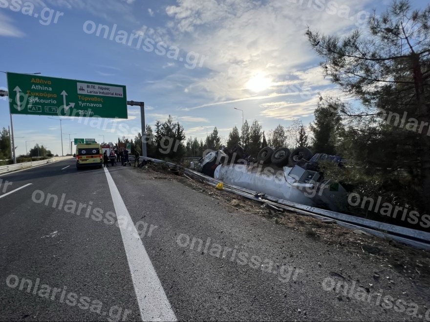 Λάρισα: Σε εξέλιξη η επιχείρηση απομάκρυνσης του βυτιοφόρου που ανατράπηκε - Κλειστή παραμένει η Εθνική Οδός